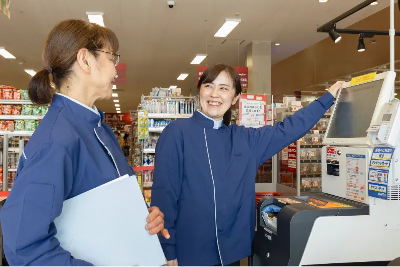 Y.Y.さんがレジ前で、別の従業員と会話をしている様子