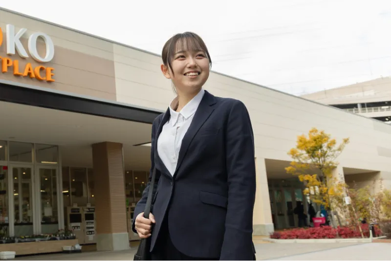 スーツ姿のK.Y.さんが、お店を出てどこかへ向かおうとしている様子