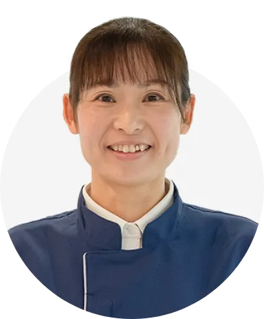 笑顔で正面を向くA.A.さんのバストアップ写真