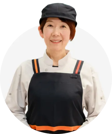 笑顔で正面を向くH.E.さんのバストアップ写真