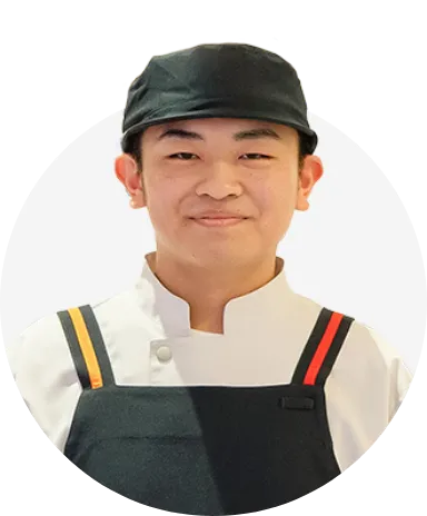 正面を向くS.E.さんのバストアップ写真
